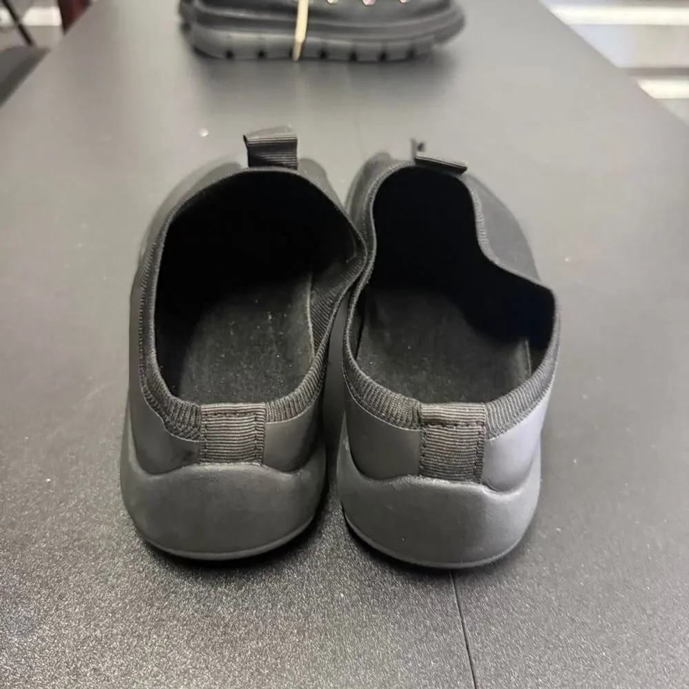 Tabi Men's Black and Grey Slippers